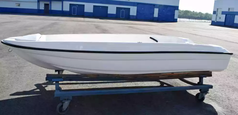 Стеклопластиковая лодка Пингвин (тримаран) в Анапе