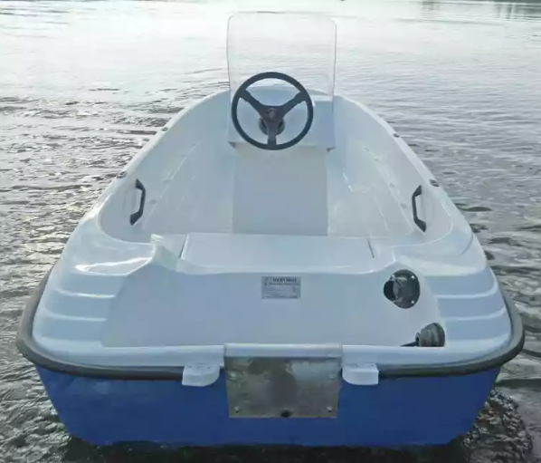 Стеклопластиковая лодка Пингвин с консолью (тримаран) в Анапе