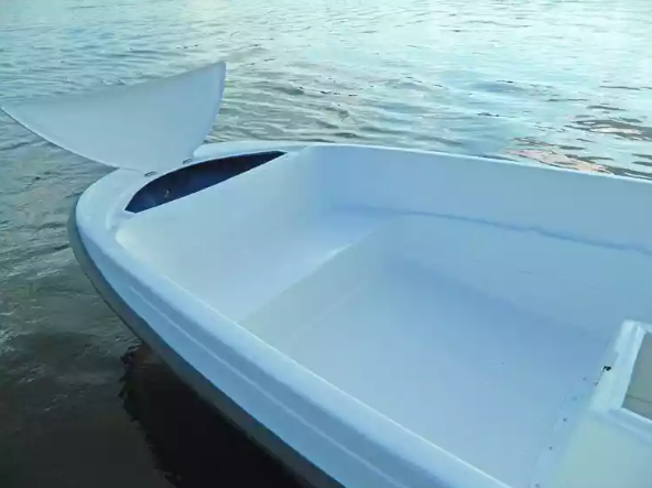 Стеклопластиковая лодка Пингвин с консолью (тримаран) в Анапе