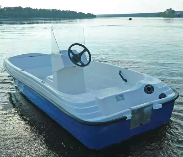 Стеклопластиковая лодка Пингвин с консолью (тримаран) в Анапе
