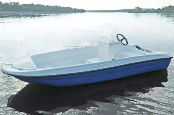 Стеклопластиковая лодка Пингвин с консолью (тримаран) в Анапе