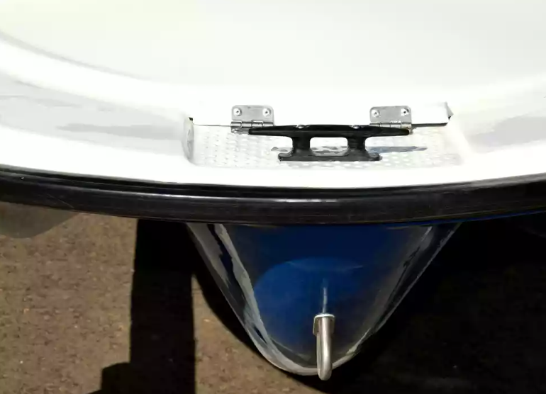 Стеклопластиковая лодка Пингвин с консолью (тримаран) в Анапе