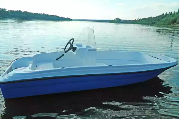 Стеклопластиковая лодка Пингвин с консолью (тримаран) в Анапе