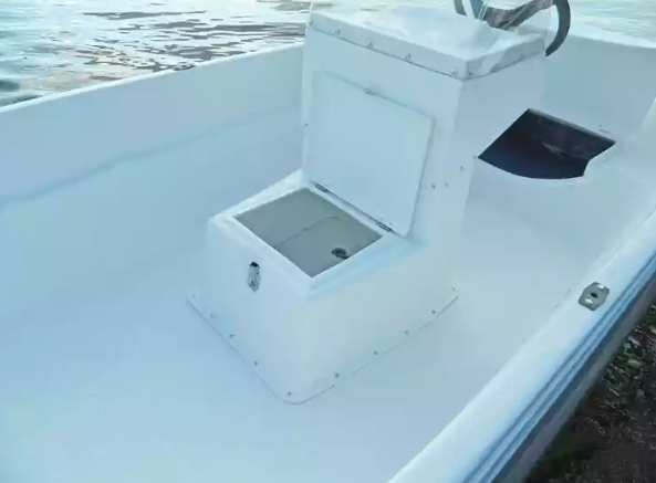 Стеклопластиковая лодка Пингвин с консолью (тримаран) в Анапе