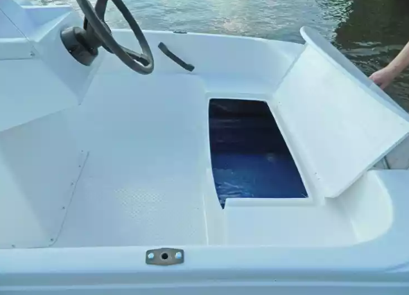 Стеклопластиковая лодка Пингвин с консолью (тримаран) в Анапе